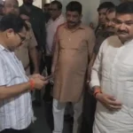 बरेली : गन्ना मंत्री संजय गंगवार के भतीजे की गर्दन चाइनीज़ मांझे से कटी , संजय गंगवार ने अस्पताल पहुंचकर जाना हाल